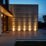 Spot encastrable au sol rond en inox, lumière chaude dirigée vers le mur