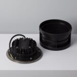 Spot LED encastrable au sol noir, corps métallique rond, dissipateur arrière apparent et boîtier cylindrique