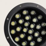 Spot LED extérieur rond boîtier métal noir avec plusieurs lentilles LED visibles
