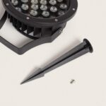 Spot LED extérieur sur piquet noir, tête ronde avec plusieurs LEDs visibles
