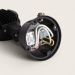Spot LED extérieur boîtier rond ouvert montrant câblage, connecteur et dissipateur thermique