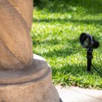 Spot extérieur sur piquet noir orientable pour éclairage de jardin installé au sol