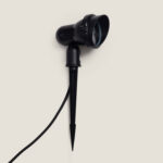 Spot LED extérieur noir sur piquet, tête orientable, câble d'alimentation visible