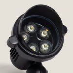 Spot LED extérieur noir à quatre LEDs, corps cylindrique orientable monté sur piquet