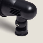 Spot LED extérieur noir sur piquet, corps mat avec articulation réglable pour fixation au sol