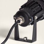 Spot LED noir avec boîtier ventilé, serre-câble étanche et support de fixation métallique