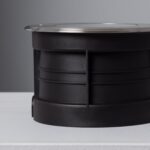 Spot encastrable au sol noir, boîtier cylindrique et bord inox brossé