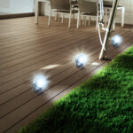 Spot LED extérieur sur socle métal noir, éclairage blanc froid, fixation au sol pour terrasse