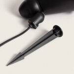 Spot extérieur sur piquet noir mat orientable, câble visible et embout de fixation