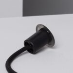 Spot encastrable au sol mini, boîtier cylindrique noir avec collerette métal et câble de connexion