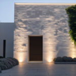 Spot encastrable sol inox rond, éclairage LED extérieur dirigé vers la façade