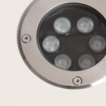 Spot encastrable inox rond 6 LEDs, verre protecteur et vis apparentes, pour installation au sol