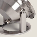 Spot LED fixation au sol inox brossé, support orientable et base ronde