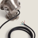 Spot LED sur support en métal inox brossé avec câble noir et fils dénudés