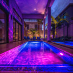 Spot LED piscine RGB submersible, éclairage violet et bleu