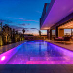 Spot LED piscine submersible RGB violet et bleu, encastré dans la paroi