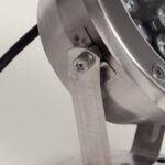 Spot LED rond en inox brossé sur support orientable avec câble noir