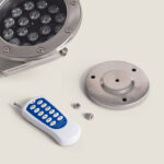 Spot LED rond inox avec télécommande et platine de fixation au sol