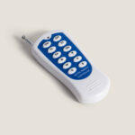 Télécommande sans fil blanche avec panneau bleu et antenne pour spot LED RGB