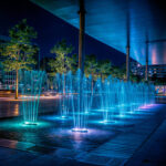 Spot LED RGB encastré au sol submersible éclairant jets d'eau en bleu