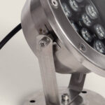 Spot LED sur support inox orientable avec optiques multiples et câble