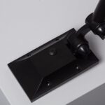 Spot LED solaire sur piquet noir avec base rectangulaire en plastique et rotule de fixation