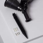 Spot LED solaire noir sur piquet avec vis et chevilles