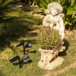 Spot LED solaire sur piquet noir avec panneau solaire intégré et tête orientable pour éclairage extérieur