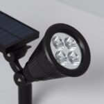 Spot LED solaire sur piquet noir à 4 LEDs avec panneau solaire orientable