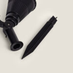 Spot extérieur sur piquet noir, corps conique orientable, piquet de fixation séparé