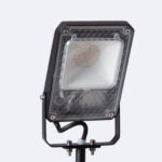 Spot extérieur LED anthracite texturé sur support orientable, verre plat et disque LED apparent