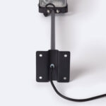 Spot extérieur sur platine murale noire, bras tubulaire et câble apparent