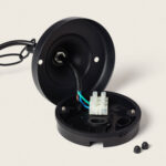 Suspension aluminium noir mat pour plafond, rosace ouverte avec câble et connecteur de câblage visible