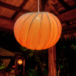 Suspension bambou ronde orange, tressage vertical en lames, luminaire suspendu pour extérieur