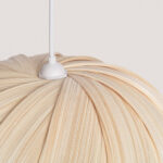 Suspension en bambou naturel tressé en forme globulaire, cordon et rosace blanche