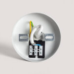 Rosace de plafonnier blanche avec bornier, câbles et support de fixation métallique