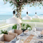 Suspension extérieure blanche en aluminium, abat-jour dôme suspendu au-dessus d'une table de terrasse