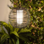 Suspension extérieure brune, cage métallique sphérique avec diffuseur cylindrique blanc, pour installation suspendue