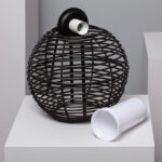 Suspension tressée brun sphérique pour extérieur, structure ajourée avec douille visible