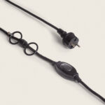 Cordon d'alimentation noir avec interrupteur intégré, fiche secteur et anneaux de fixation pour suspension extérieure