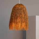 Suspension en fibres naturelles couleur miel, forme cloche à franges, câble de suspension