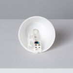 Suspension extérieure blanche, abat-jour conique et connecteur électrique apparent