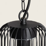 Suspension extérieure à cage noire en métal avec tube de verre cylindrique et fixation par chaîne