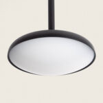 Suspension ronde noire avec diffuseur blanc opalin et tige verticale, forme disque