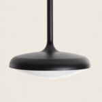 Suspension noire en aluminium avec diffuseur blanc et tige centrale