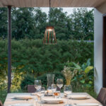 Suspension extérieure aluminium à cage conique, finition métal foncé, suspendue sur chaîne, éclairage LED chaud