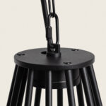 Suspension extérieure en aluminium noir mat, structure cage à barres et fixation par chaîne