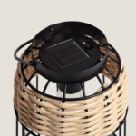 Suspension solaire LED avec abat-jour tressé beige et structure métallique noire, panneau solaire sur le dessus