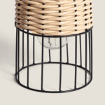 Suspension en osier beige et métal noir, abat-jour tressé et cage inférieure avec ampoule visible