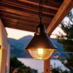 Suspension extérieure métal noir avec globe en verre transparent, finition mate, suspendue par chaîne pour terrasse